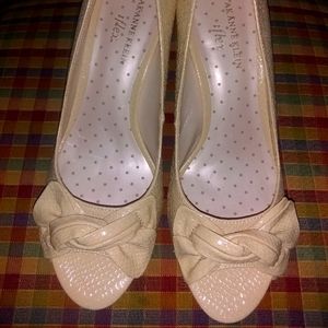 Anne Klein Leather heels with a bow size 8 1/2